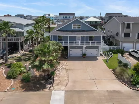 318 Sunset Cir, Tiki Island, TX 77554