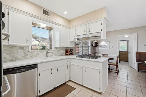 Kitchen - 3903 Ecuador Dr, Pasadena, TX 77504 photo 2 of 2
