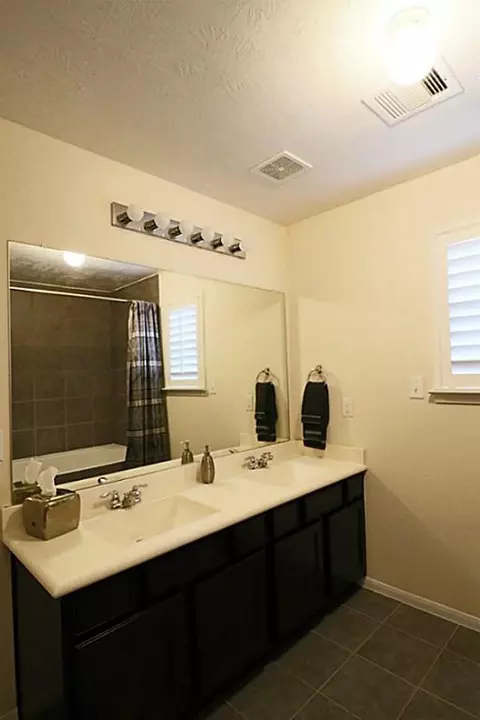 Bath - 10531 Day Trail Ln, Spring, TX 77379 photo 1 of 4