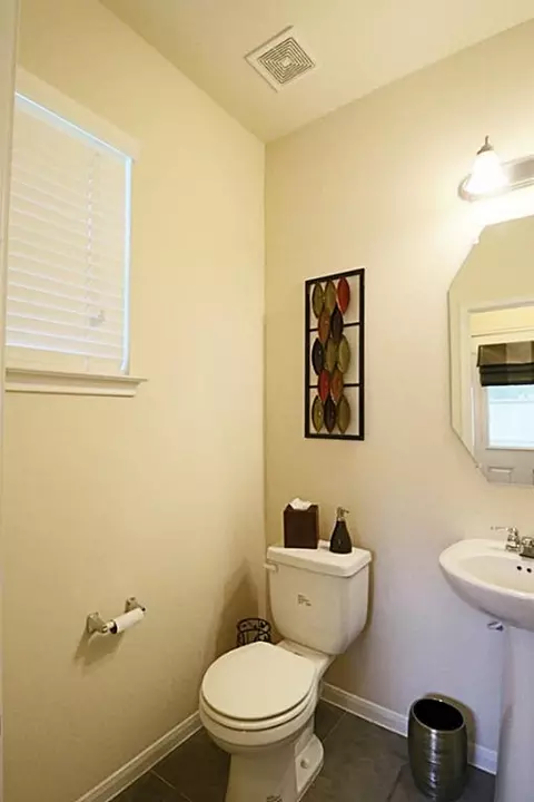 Bath - 10531 Day Trail Ln, Spring, TX 77379 photo 4 of 4