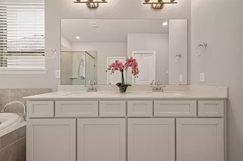 Bath - 27582 Vivace Dr, Spring, TX 77386 photo 2 of 5