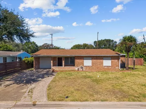 106 Barracuda Ave, Galveston, TX 77550