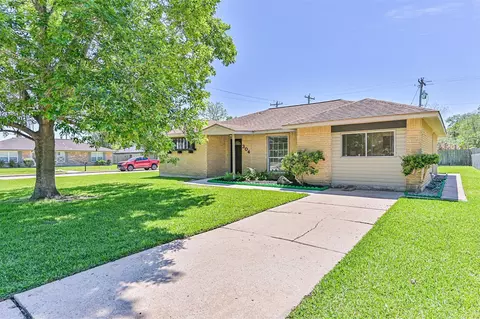 304 Avondale Ln, Friendswood, TX 77546