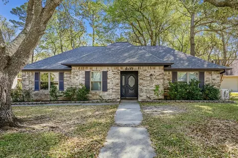 1337 Green Briar Dr, Huntsville, TX 77340