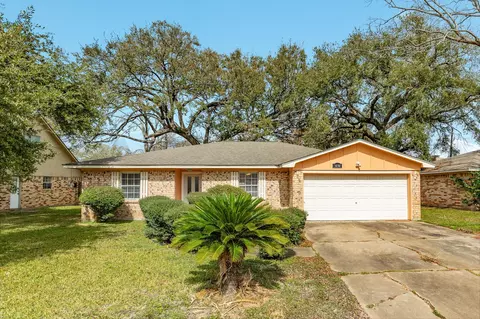 1030 Maple St, Clute, TX 77531