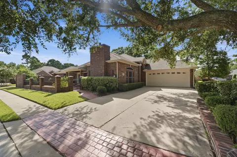 515 Pine Ridge Ct, Friendswood, TX 77546