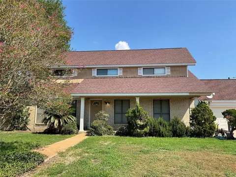 206 Mann St, Yoakum, TX 77995