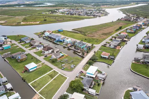 106 Jolly Boat Ln, Freeport, TX 77541