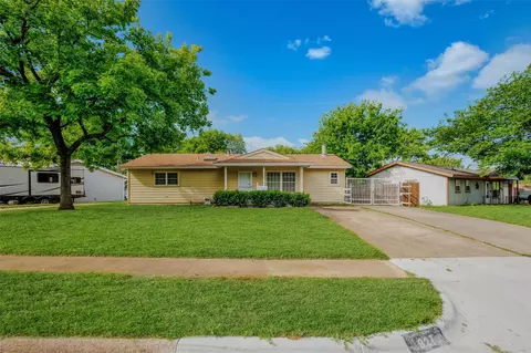 827 Bell Dr, Euless, TX 76039