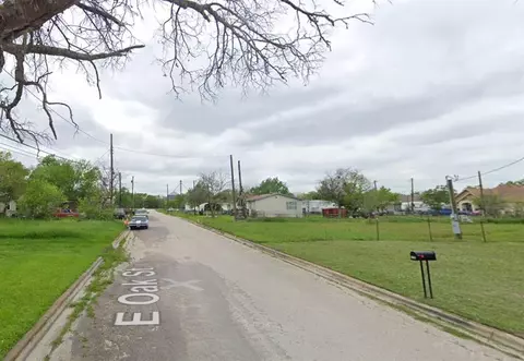 208 E Oak St, Granger, TX 76530 photo 1