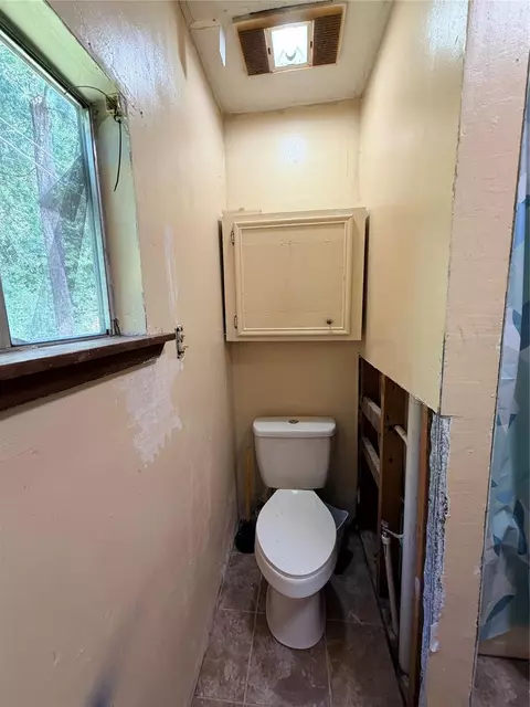 Bath - 204 Kangaroo, Onalaska, TX 77360 photo 3 of 4