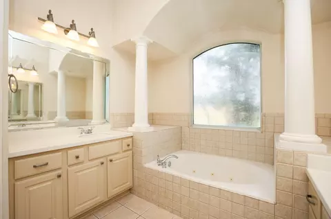 Bath - 10222 Birchline Dr, Spring, TX 77379 photo 3 of 6