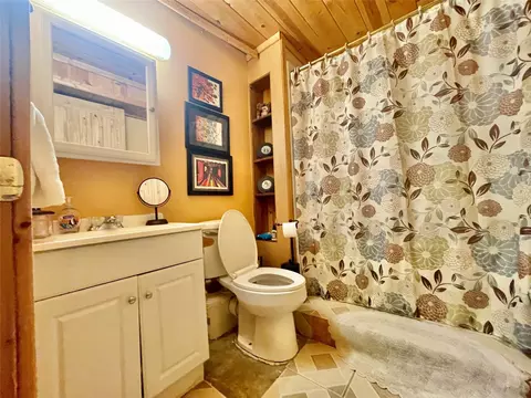 Bath - 1100 Bartram Trace Rd, Rayle, GA 30660 photo 1 of 6