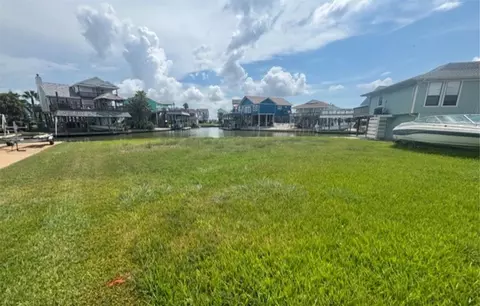 422 Tahiti Rd, Tiki Island, TX 77554