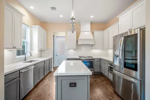 Kitchen - 55 Red Harper Dr, Spring, TX 77389 photo 1 of 2