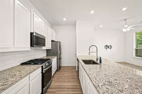 Kitchen - 575 Dry Fork Ln, Conroe, TX 77304 photo 2 of 5