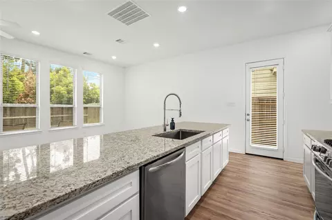 Kitchen - 575 Dry Fork Ln, Conroe, TX 77304 photo 4 of 5