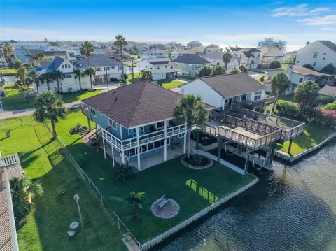 3815 Antascosa Key Dr, Galveston, TX 77554