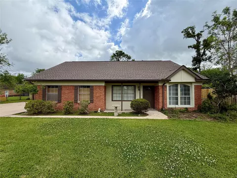 114 Edgewater St, Clute, TX 77531