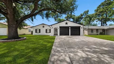 550 Slumberwood Dr, Houston, TX 77013