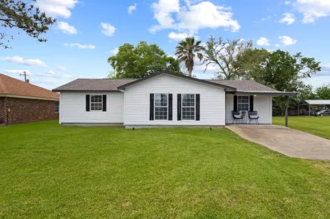 305 Circle Dr, Bridge City, TX 77611