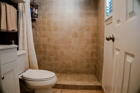 Bath - 124 Bluebird Ln, Pasadena, TX 77502 photo 4 of 4