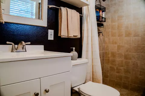 Bath - 124 Bluebird Ln, Pasadena, TX 77502 photo 3 of 4