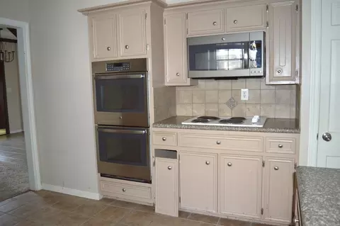 Kitchen - 314 Tara Park, Conroe, TX 77302 photo 2 of 2