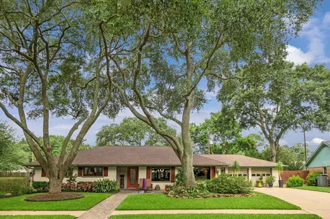 822 Venice St, Sugar Land, TX 77478