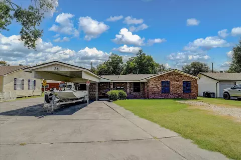 120 Fern Ln, Highlands, TX 77562