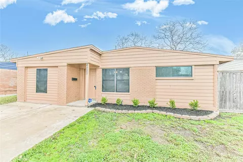 2111 Raspberry Ln, Pasadena, TX 77502 photo 1