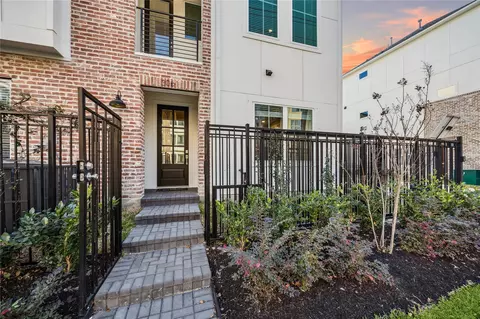 6330 Paddington Bend Dr, Houston, TX 77008