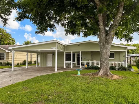 2820 Oleander Ln, Groves, TX 77619