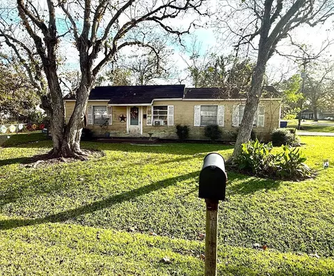 701 E Bernard St, West Columbia, TX 77486