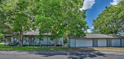 411 Bohlmann Ave, Schulenburg, TX 78956