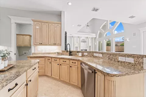 Kitchen - 911 Sandy Beach Dr, Conroe, TX 77304 photo 3 of 6