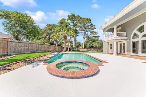 Exterior - 911 Sandy Beach Dr, Conroe, TX 77304 photo 6 of 7