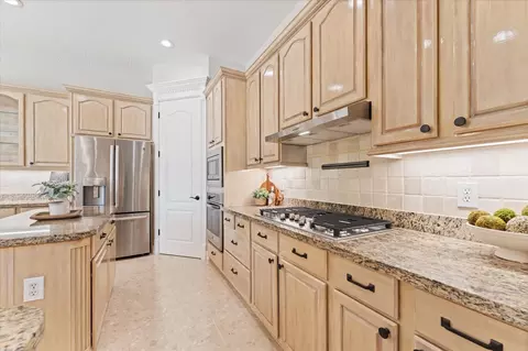 Kitchen - 911 Sandy Beach Dr, Conroe, TX 77304 photo 5 of 6