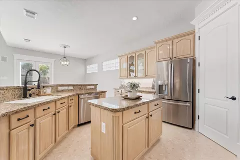 Kitchen - 911 Sandy Beach Dr, Conroe, TX 77304 photo 4 of 6