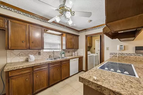 Kitchen - 322 Enchanted River Dr, Spring, TX 77388 photo 2 of 4