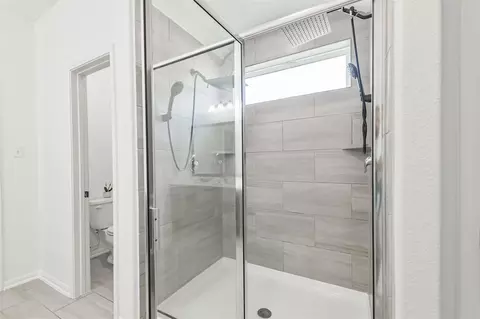 Bath - 2824 Beech River Ct, Conroe, TX 77301 photo 3 of 5