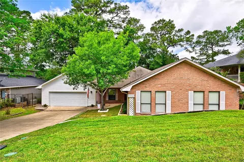 1925 E Lake Dr, Huntsville, TX 77340