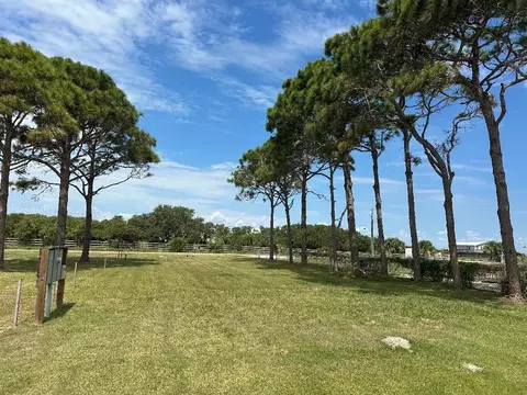 207 W Taylor Ave, Port O'connor, TX 77982