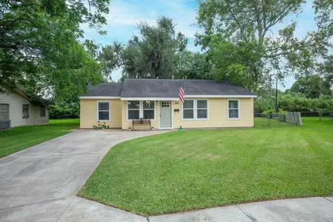 55 Elm Ct, Lake Jackson, TX 77566