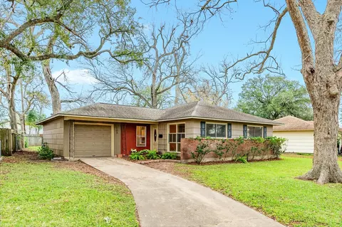 103 Palm Ln, Lake Jackson, TX 77566