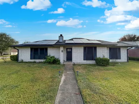 6132 Fox Ridge Dr, Angleton, TX 77515