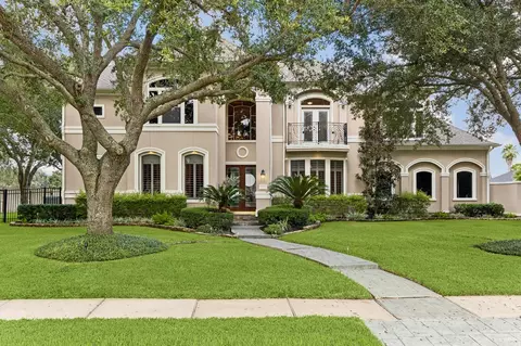 2731 Lakecrest Dr, Pearland, TX 77584