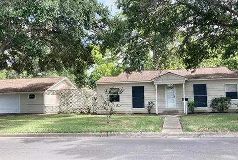 902 E Miller St, Angleton, TX 77515 photo 1