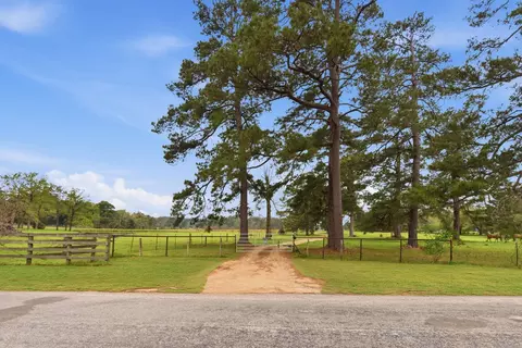 882 Four Notch Rd, Huntsville, TX 77340