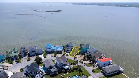 135 Isles End Rd, Tiki Island, TX 77554